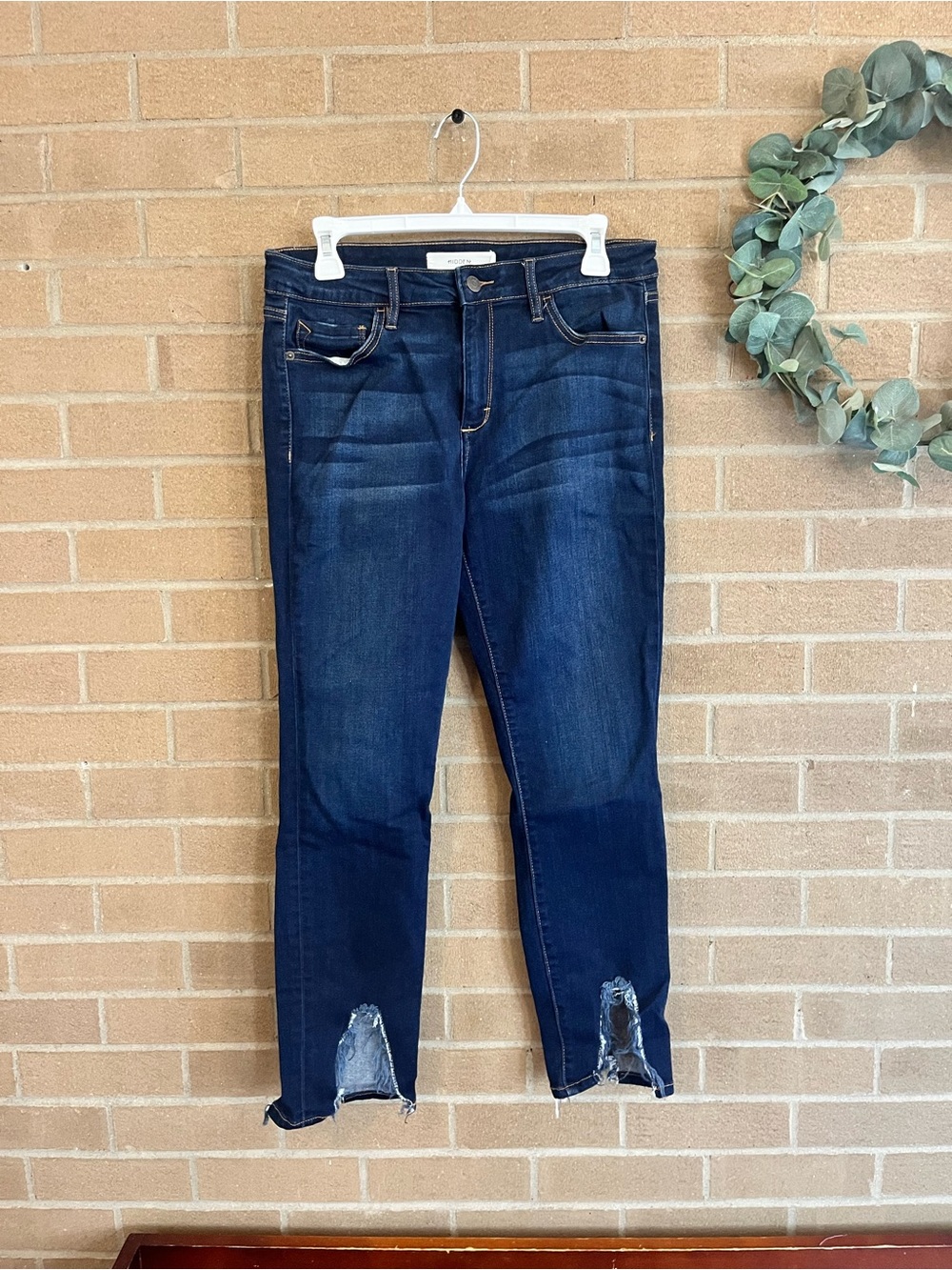 Cropped Dark Blue Ankle Jeans with Raw Hem Detail